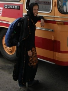 Nina verschleiert am Bus