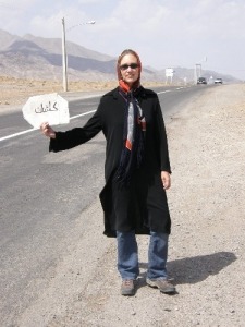 Nina hält ein Schild auf Weg nach Kashan