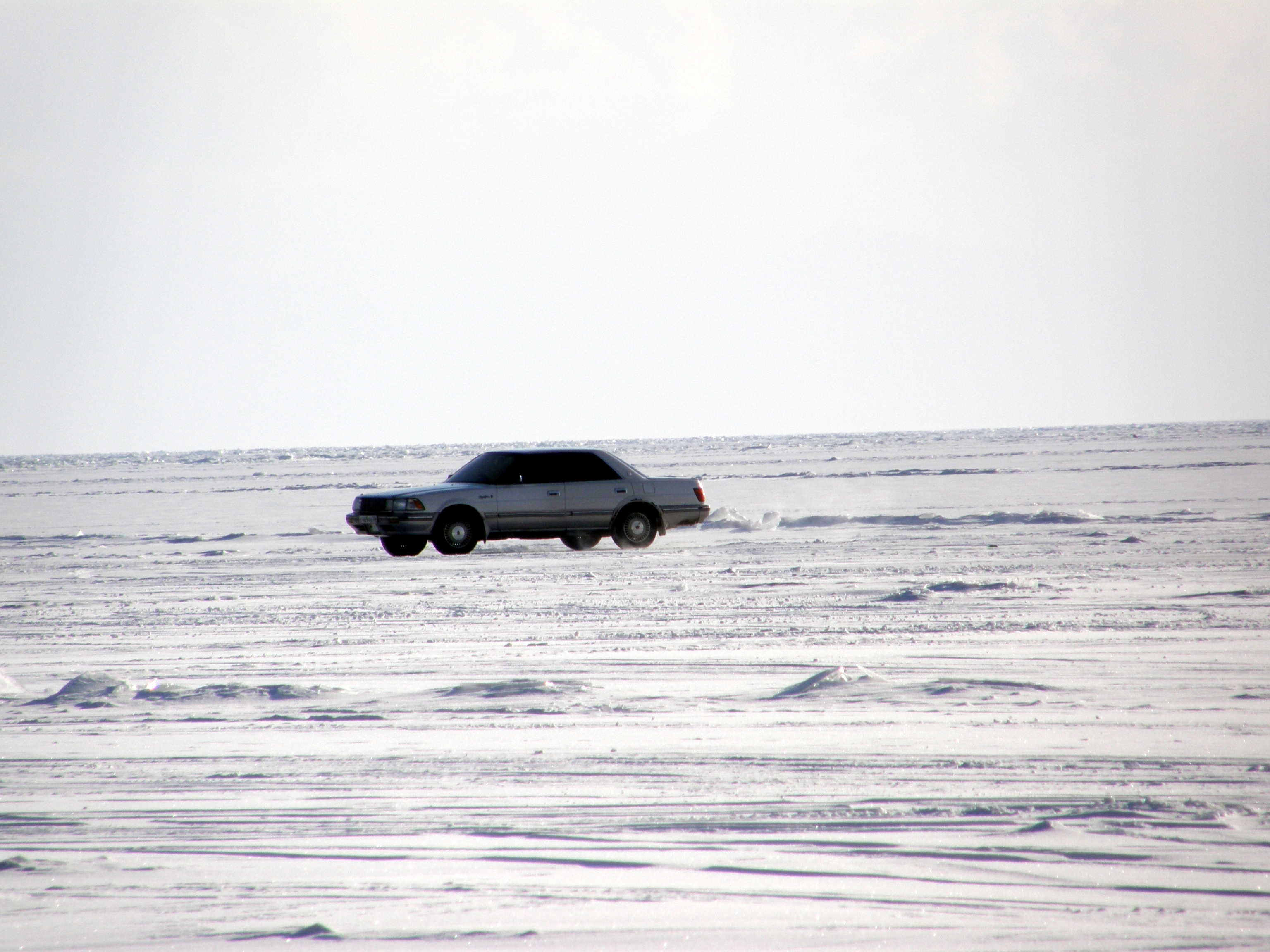 Auto auf gefrorenem Baikalsee