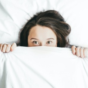 Frau unter der Bettdecke, Sprechhemmung überwinden