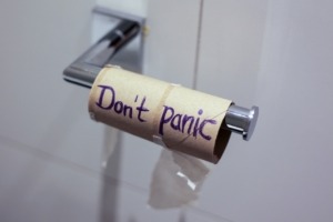 leere Klopapierrolle mit Aufschrift "Don't Panic"